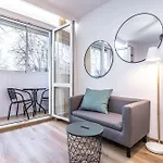 Modern Close To The Metro *